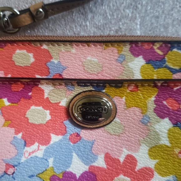 LOW START Coach Peyton Floral Medium Wristlet - Picture 4 of 14